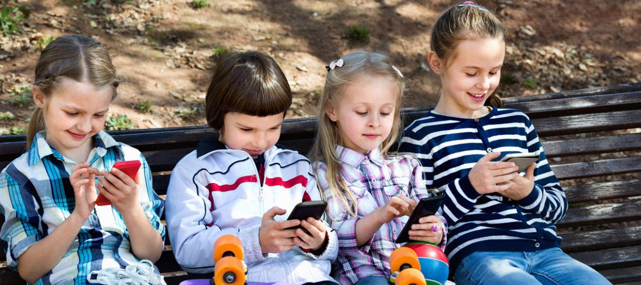Regreso a clases: ¿Cómo fomentar buenos hábitos en el uso de smartphones en niños?