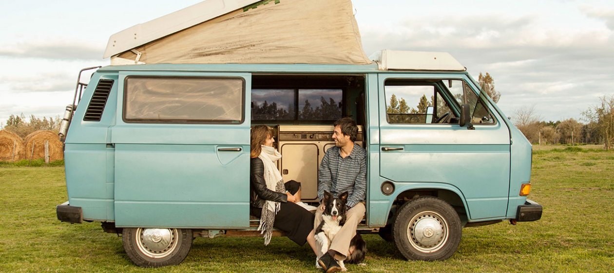 Conoce a la pareja que viaja de Argentina a California en kombi