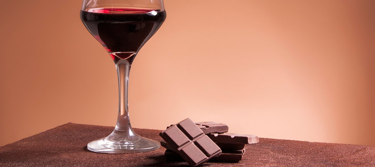 ¿Podrían el vino y el chocolate ayudarte a perder peso? Esta dieta dice que ¡Sí!