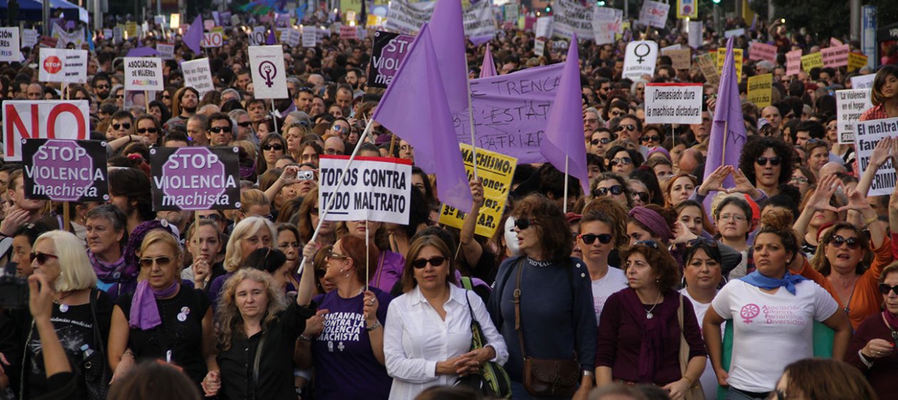 Feministas se desnudan frente al palacio presidencial de Argentina