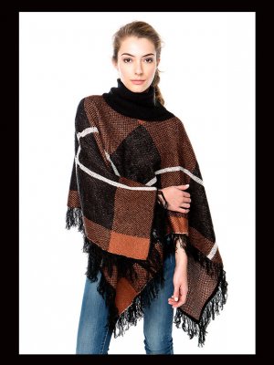 El 'poncho', una prenda versátil y cómoda para este invierno El 'poncho', una prenda versátil y cómoda para este invierno
