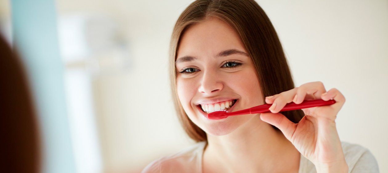 Los riesgos de no cepillar constantemente tus dientes