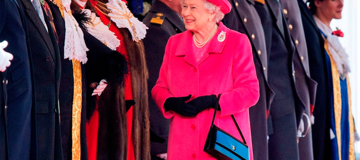 ¿Qué lleva la reina Isabel II de Inglaterra en su clásica cartera?
