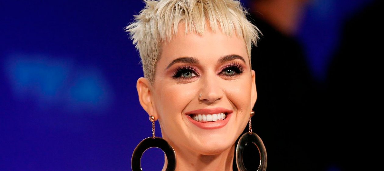 Katy Perry es acusada de forzar a joven de 19 años a besarla