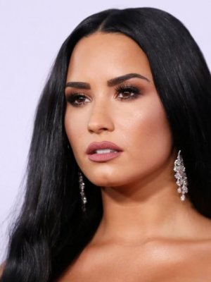 Demi Lovato es captada fuera de rehabilitación y con nuevo galán