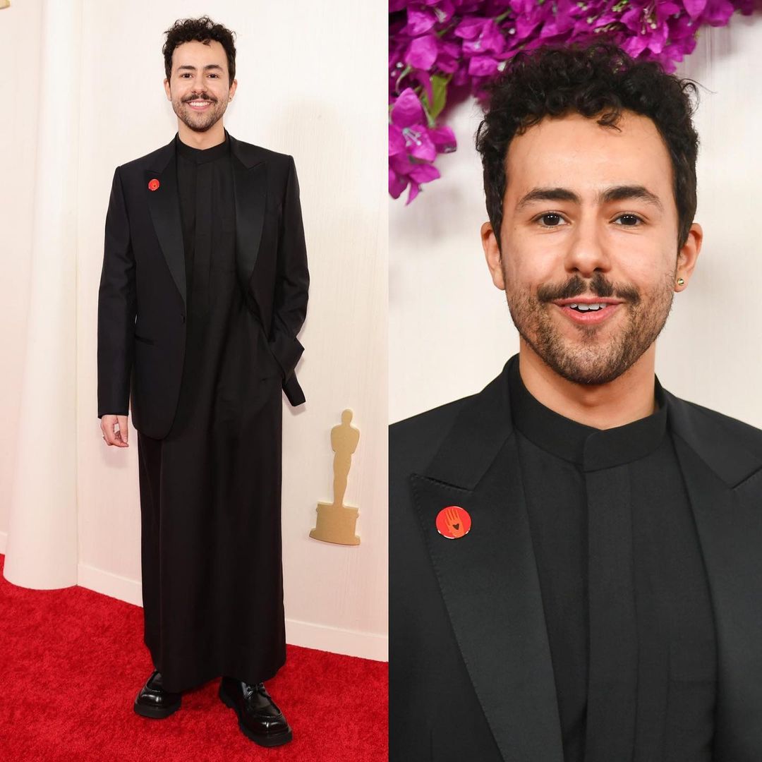Ramy Youssef con pin en la alfombra roja de los Premios Oscar 2024