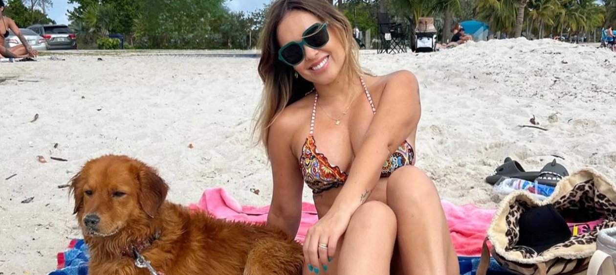 Maura Rivera respondió a críticas por llevar a su perrito a la playa con correa