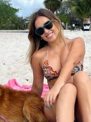 Maura Rivera respondió a críticas por llevar a su perrito a la playa con correa