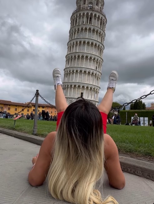 Naya Fácil con la torre Pisa entre las piernas