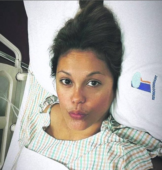 Ruth Gamarra recostada en una camilla en el hospital