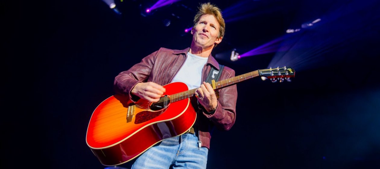 James Blunt saluda a Santiago desde el centro de la capital