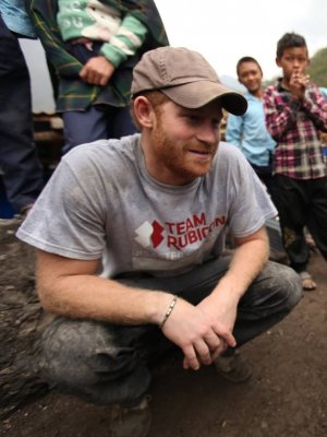 Es oficial: El príncipe Harry tiene novia y sale a defenderla