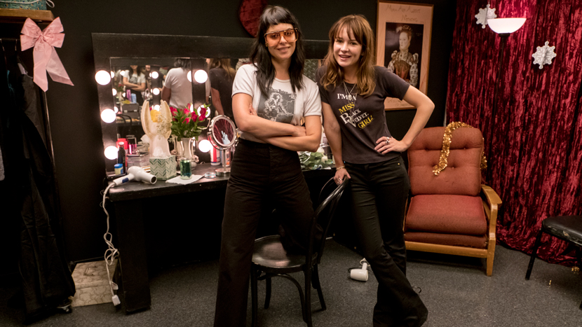 Sophia Amoruso junto a Britt Robertson