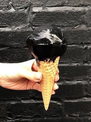 Comida negra hecha con carbón: una moda poco saludable