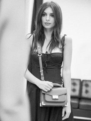 Emily Ratajkowski incursiona en el diseño de accesorios