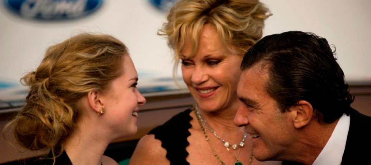 La hija de Antonio Banderas y Melanie Griffith la rompe en las redes sociales