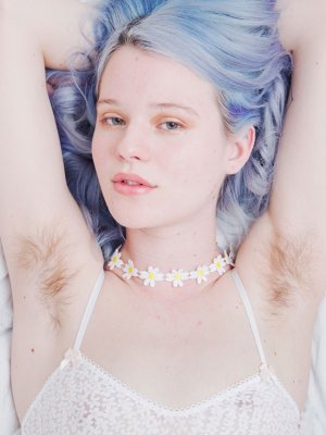 Modelo sin depilar es la imagen de reconocida marca de moda