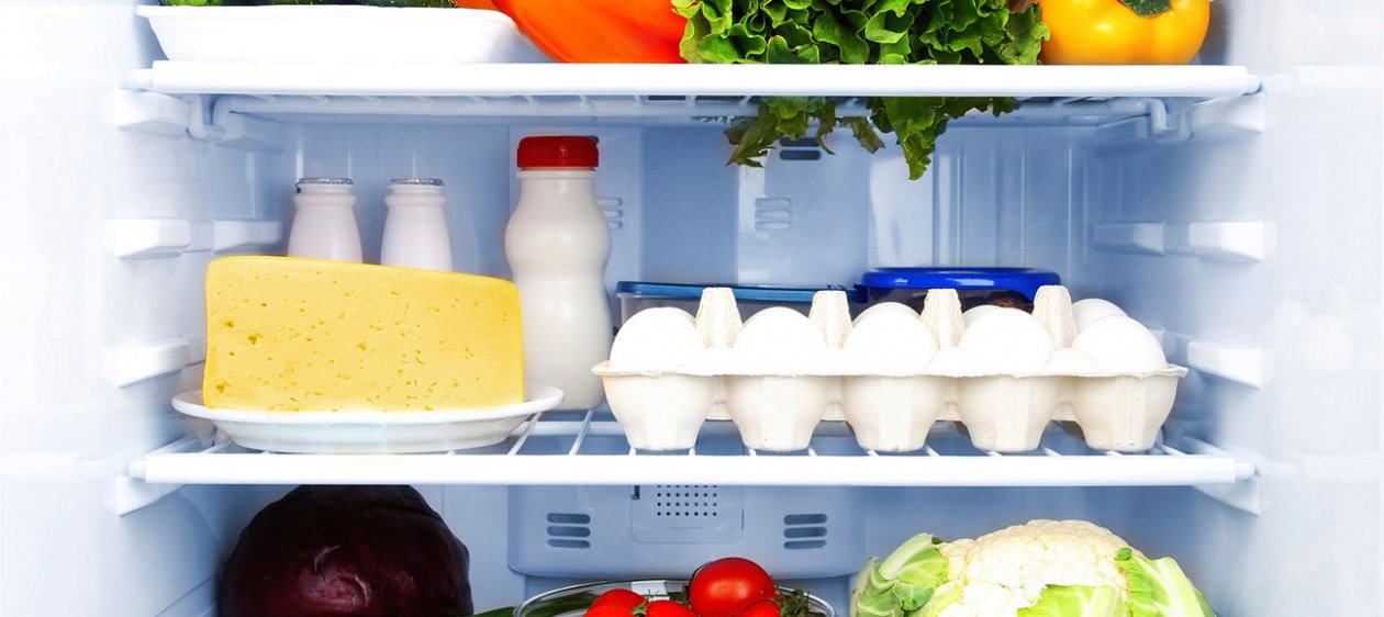 ¿Por qué no debes guardar los huevos en la puerta del refrigerador?