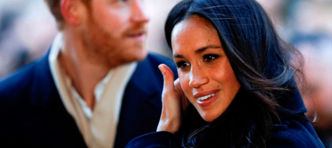 ¿Por qué Meghan Markle se toca tanto el pelo?