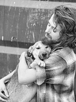 El modelo que lo dejó todo por ayudar a los perros abandonados