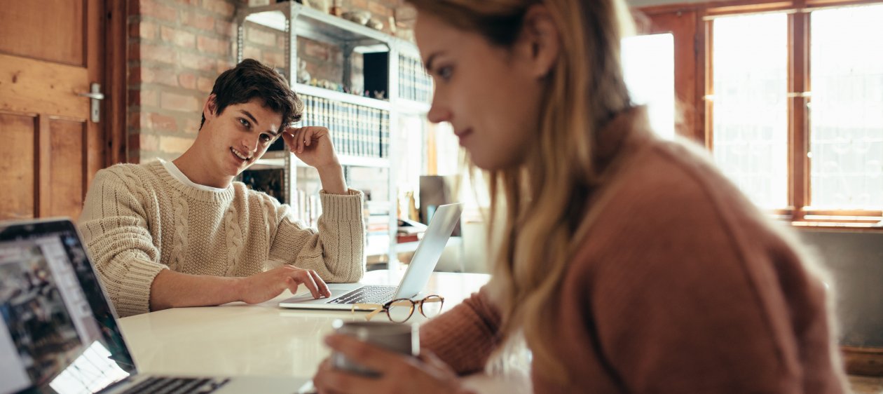 4 de cada 10 personas tienen un romance con un compañero de trabajo