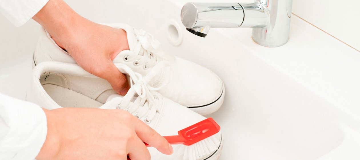 El truco para limpiar zapatillas blancas que revolucionó Internet