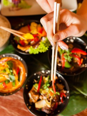 3 Chilenas viajan por el mundo buscando comida exótica