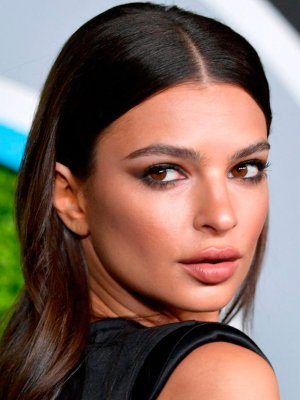 Emily Ratajkowski posa desnuda para famosa revista