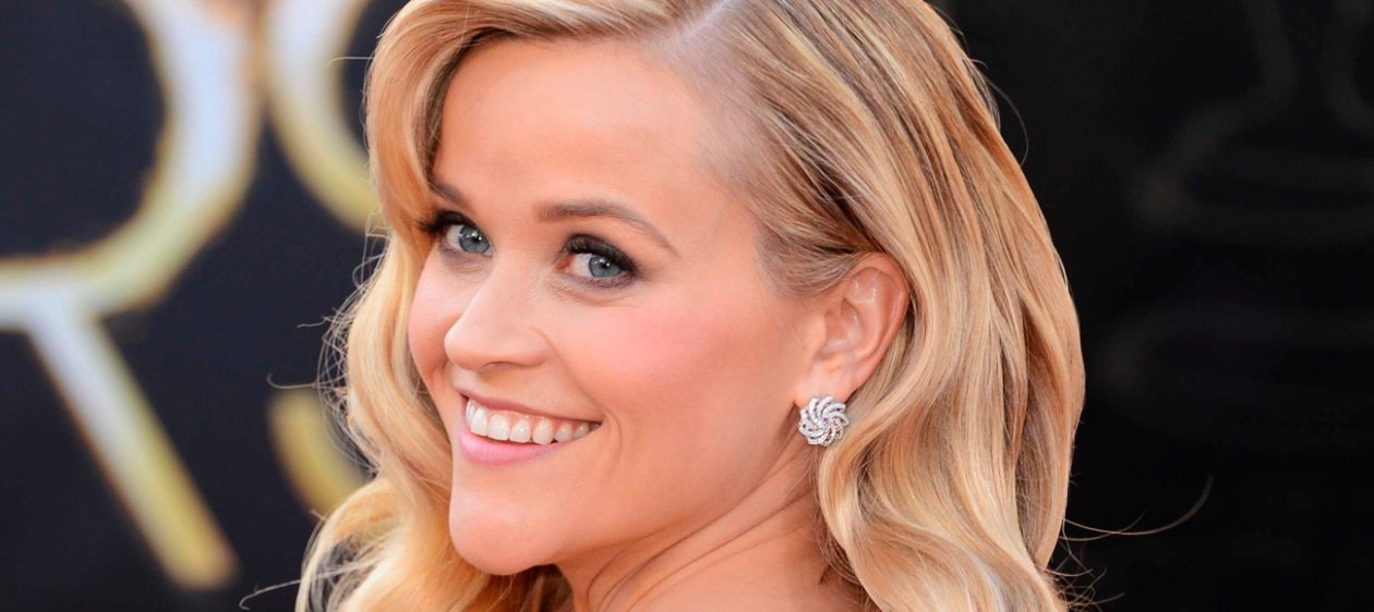 Reese Witherspoon fue a limpiar su estrella en el Paseo de la Fama