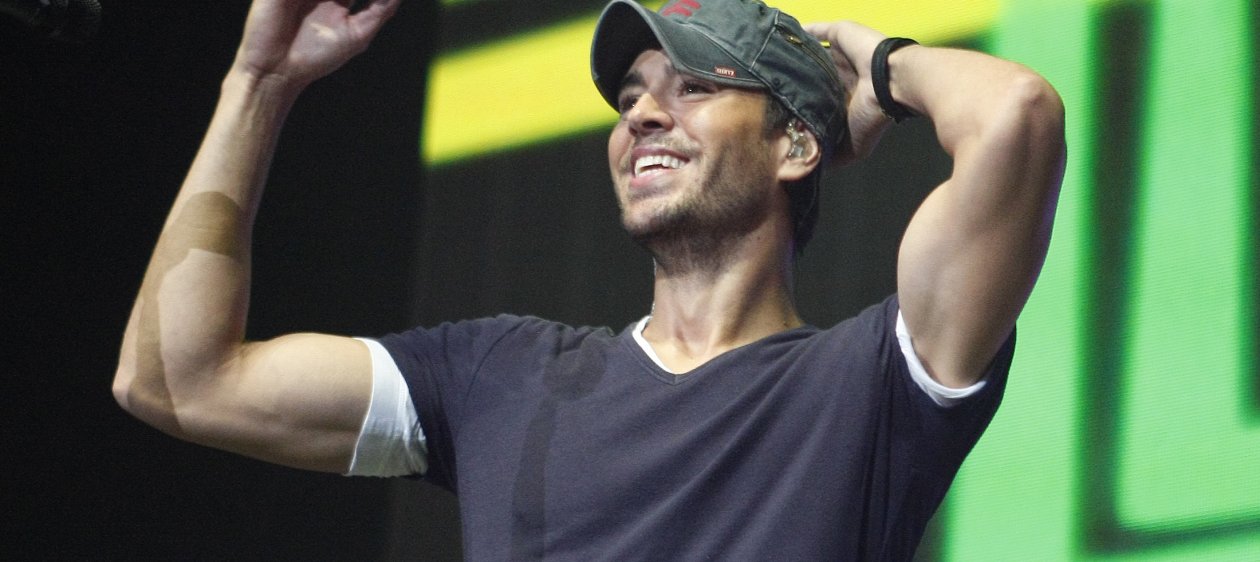 Enrique Iglesias celebró su cumpleaños lanzado su torta al público