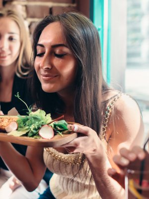 Millennials: Prefieren una rica comida antes que buen sexo