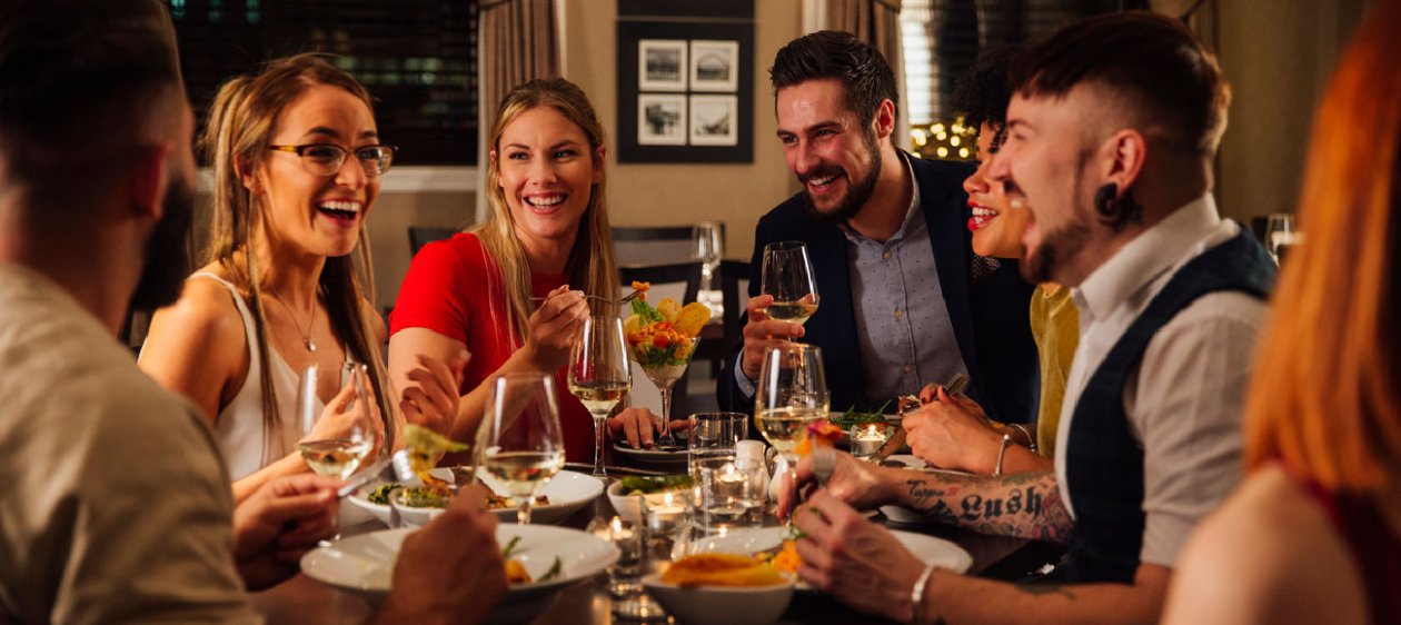 ¡La ciencia lo dice! Comer en compañía nos hace más felices