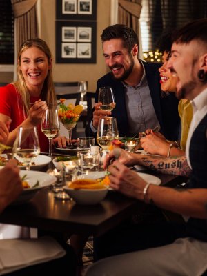 ¡La ciencia lo dice! Comer en compañía nos hace más felices