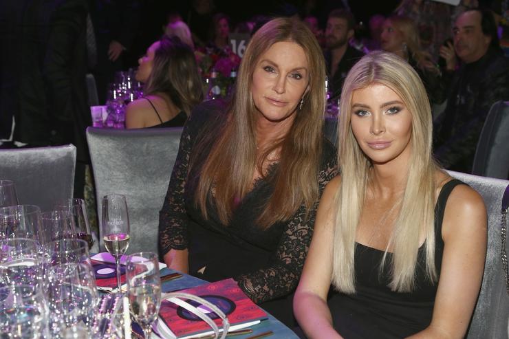 Caitlyn Jenner y su novia Sophia Hutchins quieren adoptar