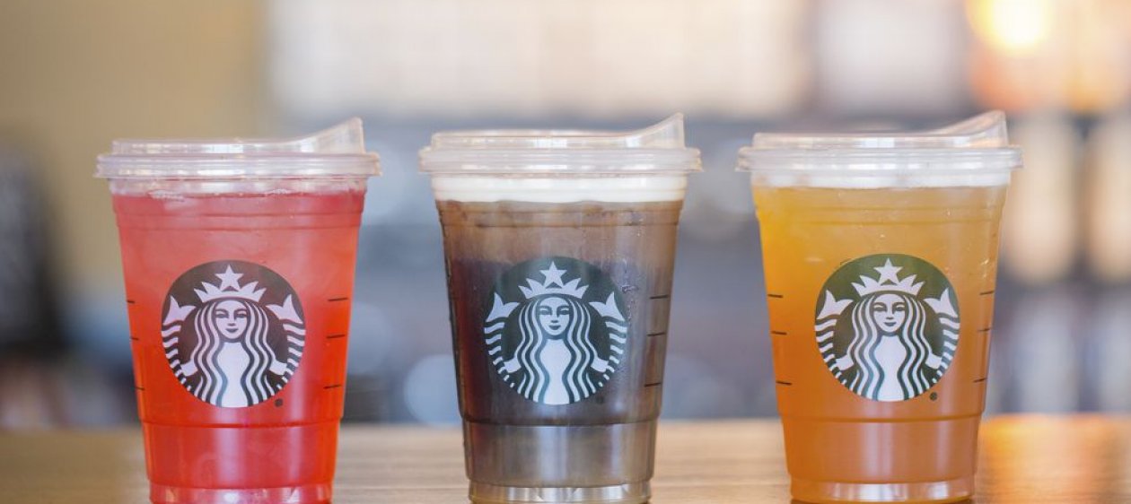 Starbucks decidió eliminar el uso de bombillas de plástico