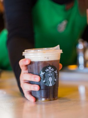 Starbucks decidió eliminar el uso de bombillas de plástico