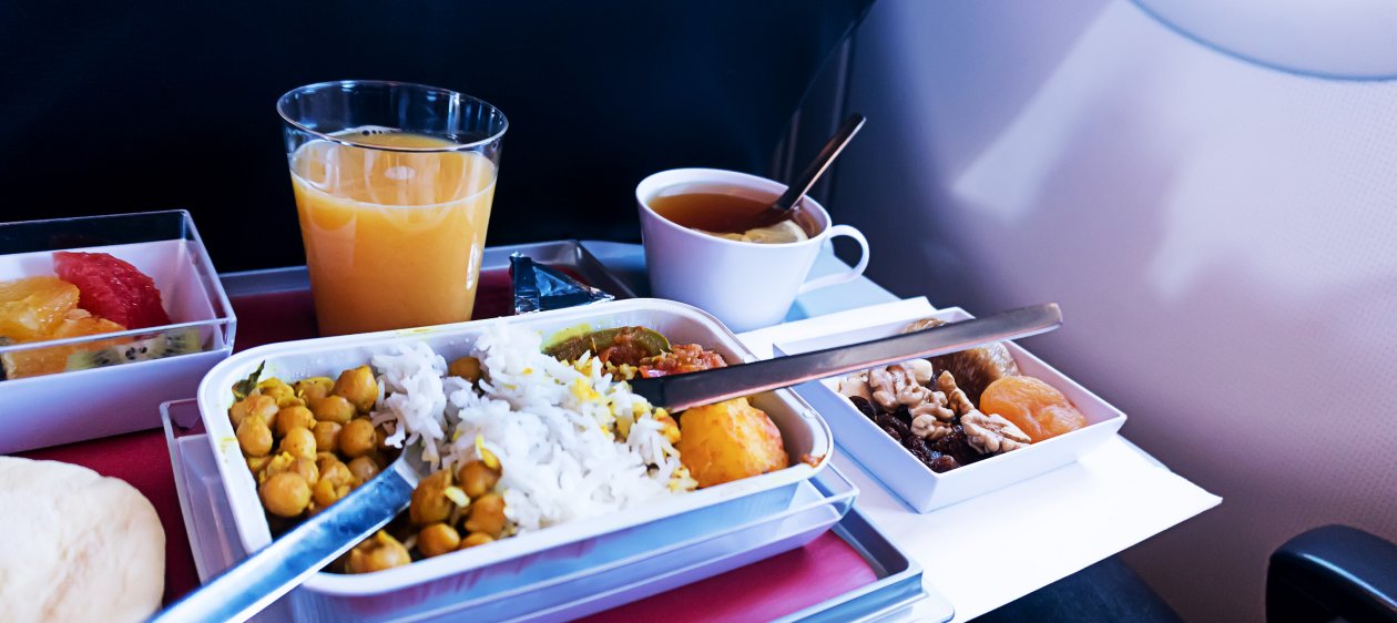 7 Cosas que es mejor evitar hacer (o comer) en un avión