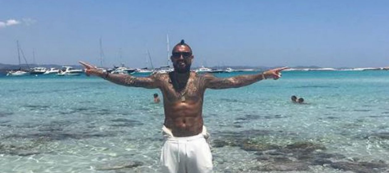 Arturo Vidal arrendó una isla para vacacionar con sus amigos