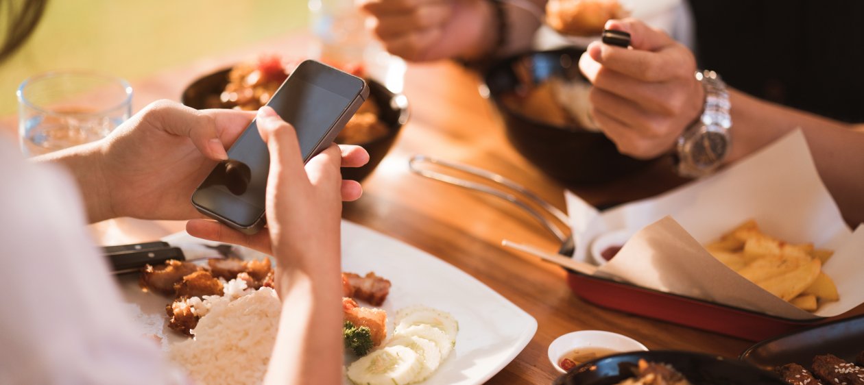 Mirar más a tu teléfono que a tu pareja tiene un nombre