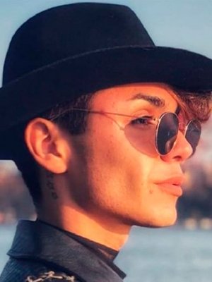 Leo Méndez Jr. revoluciona las redes sociales con osado desnudo