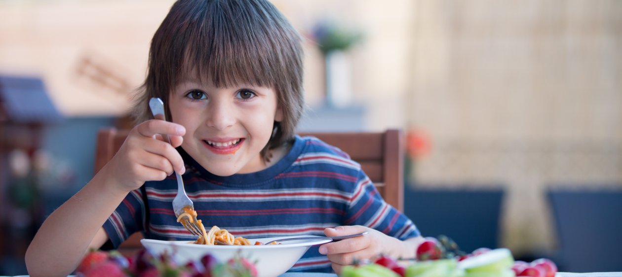 ¿Cómo lograr que tus hijos aprendan a comer de todo?