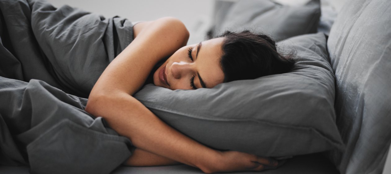 Esta posición para dormir alarga tu vida, ¿La conoces?