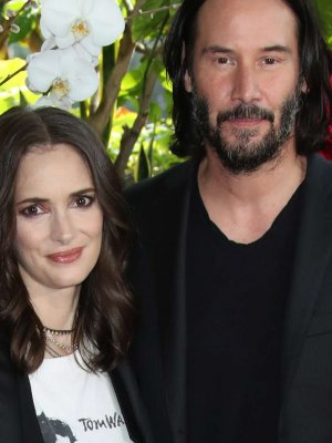 Winona Ryder asegura llevar 25 años casada con Keanu Reeves