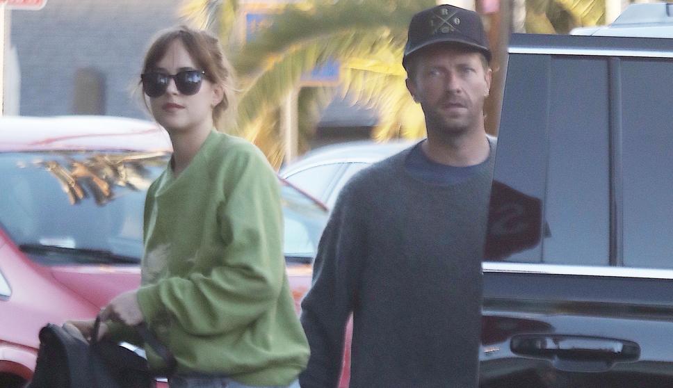 Chris Martin y Dakota Johnson van en serio: ¡Se hicieron 'matching tattoos'!