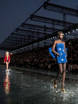 [VIDEO] Modelos desfilan sobre el agua frente a la Torre Eiffel en París