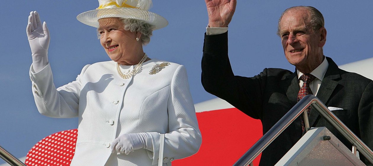 La reina Isabel II tiene una mano falsa para saludar