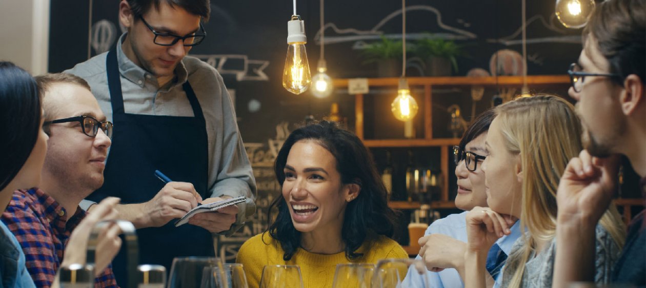 La verdadera razón por la que te cuesta elegir en un restaurante