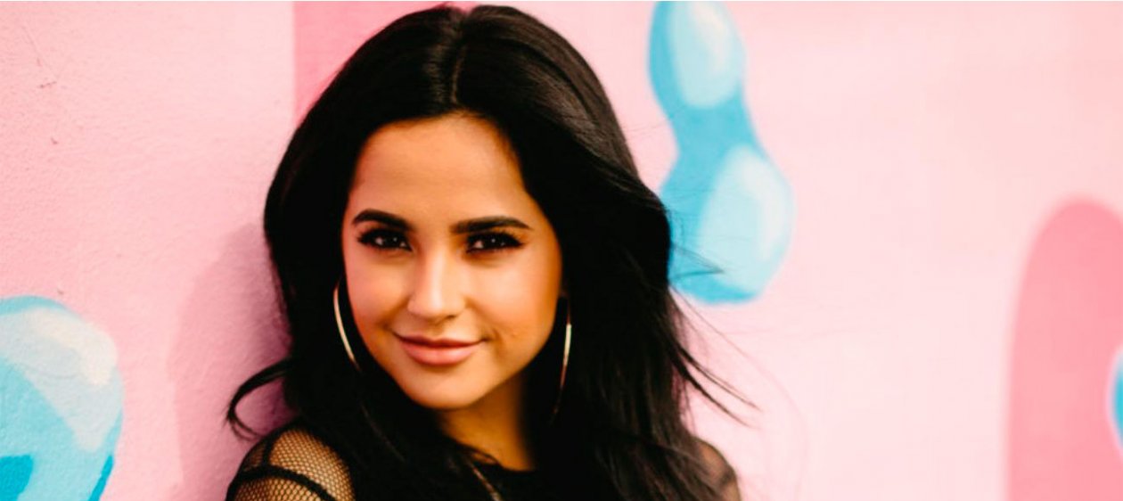 Becky G comparte una foto sin una gota de maquillaje