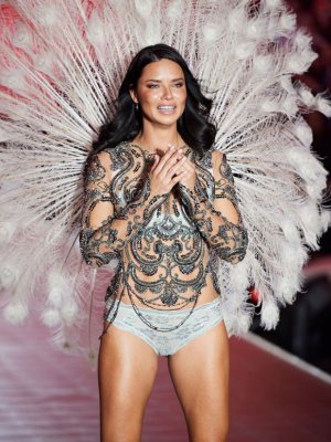 Adriana Lima realizó su último desfile para Victoria's Secret entre lágrimas