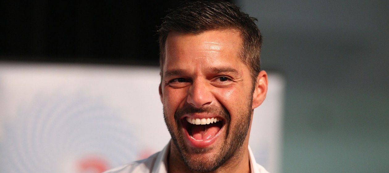 Ricky Martin luce su nuevo look en traje de baño